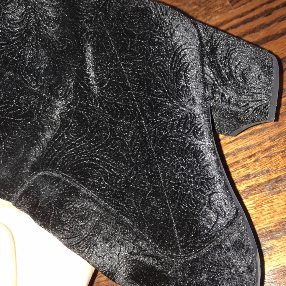 Velvet Booties Lace Pattern - Picture 5 of 5